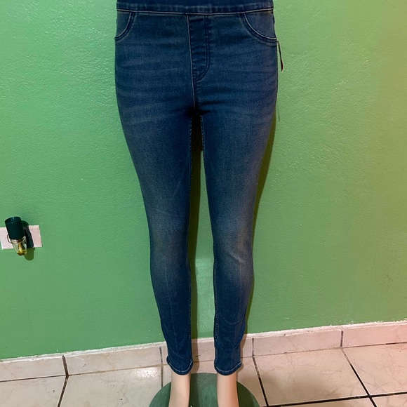 NWT Old Navy Women Jeans/Jeggings size 6 - Picture 1 of 4